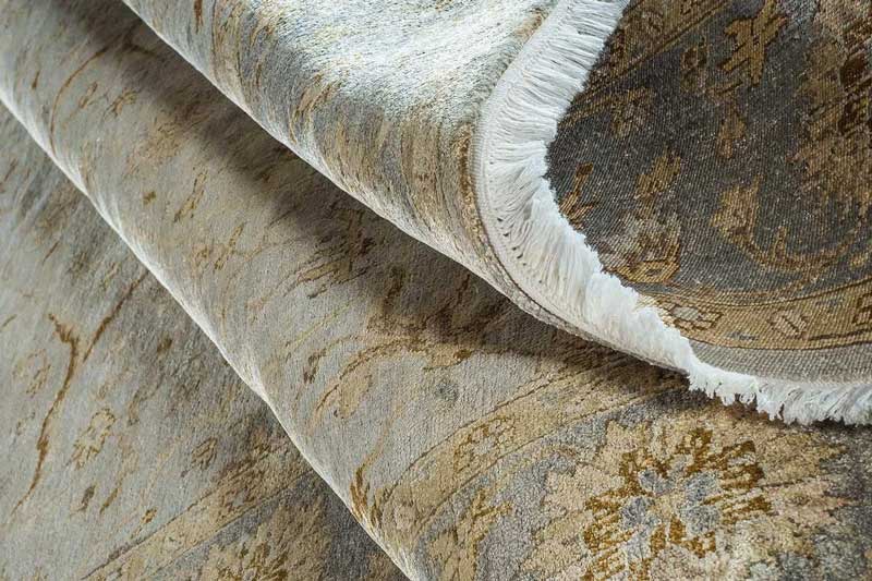 Светлый шёлковый ковер