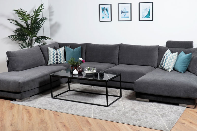 Интерьер с ковром у углового дивана