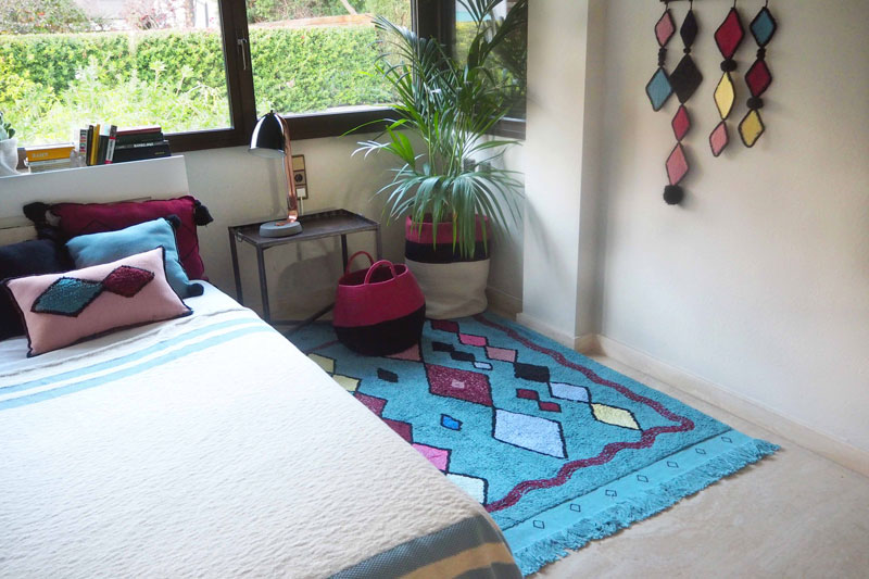 Синий ковер в спальню